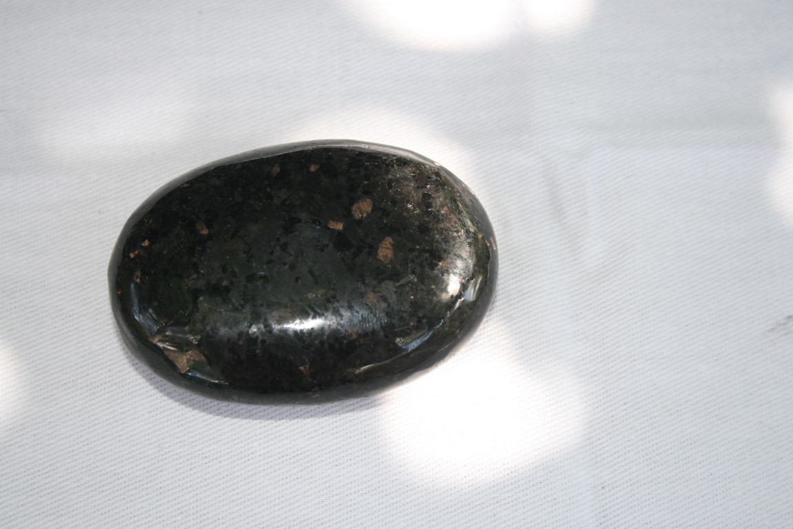 Nuummite is a highly protective stone 4512